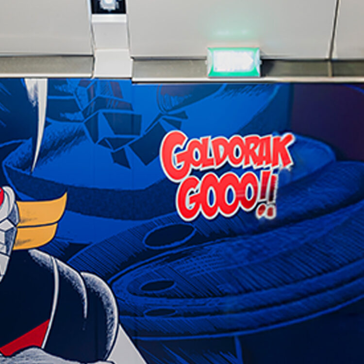 Fresque Goldorak dans le fond de l'image pour la Japan Expo, exposition dans le métro parisien.