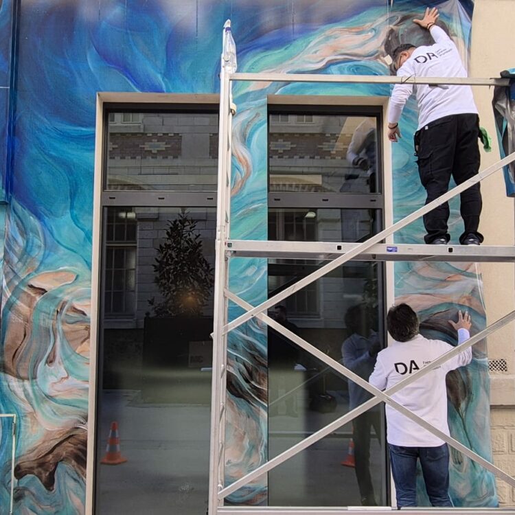 Covering de façade à Paris réalisé par DecoAder pour H.B.&Associés avec reproduction de la fresque de Rossella Rossi