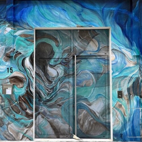 Covering de façade à Paris réalisé par DecoAder pour H.B.&Associés avec reproduction de la fresque de Rossella Rossi