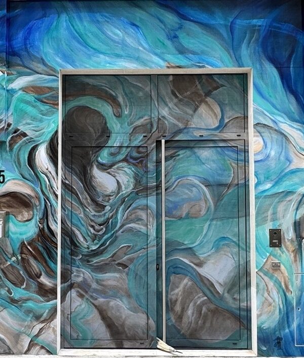 Covering de façade à Paris réalisé par DecoAder pour H.B.&Associés avec reproduction de la fresque de Rossella Rossi