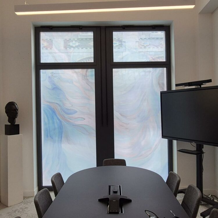 Vue intérieure de la salle de réunion H.B.&Associés avec film microperforé diffusant posé par DecoAder laissant entrer la lumière