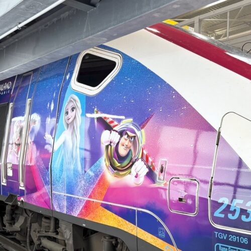 TGV INOUI habillé aux couleurs de Disney Adventure World réalisé par DecoAder