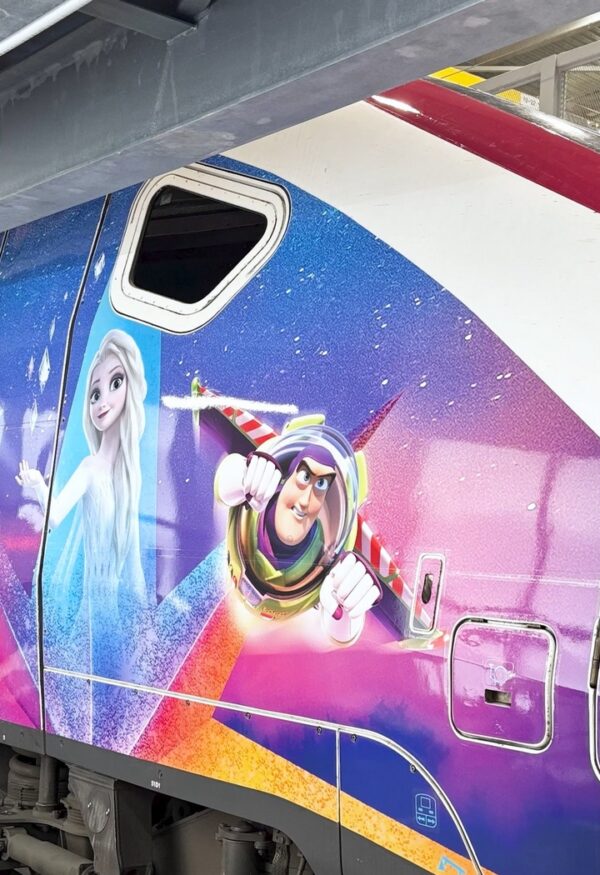 TGV INOUI habillé aux couleurs de Disney Adventure World réalisé par DecoAder