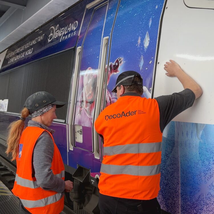 TGV INOUI habillé aux couleurs de Disney Adventure World réalisé par DecoAder. Mise en avant d'un chef d'équipe donnant des instructions. Chef d'équipe donnant des instructions.