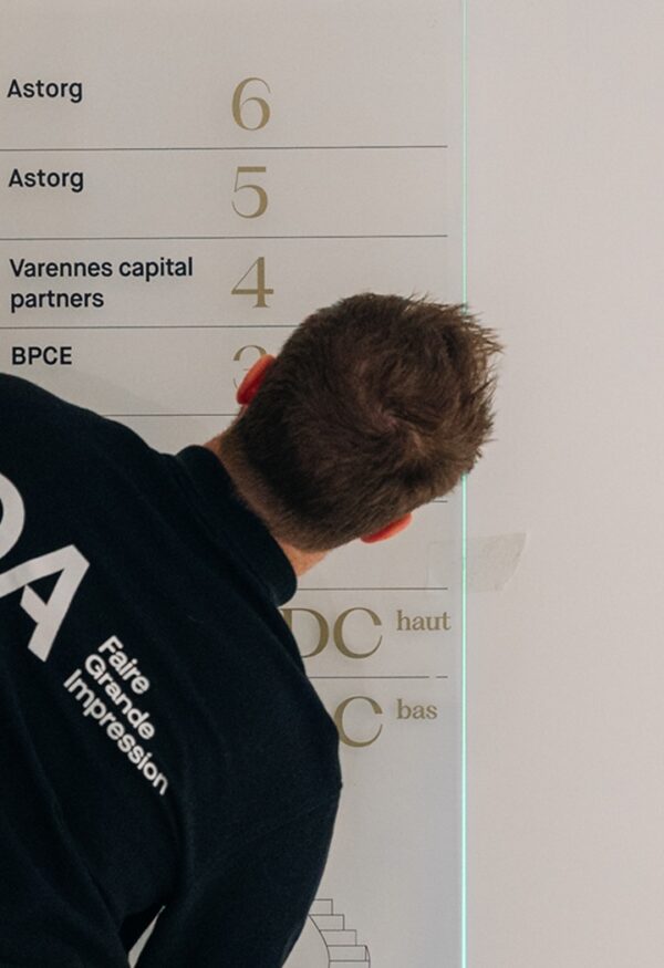 Pose d’une signalétique directionnelle dans les bureaux Virtuose à Paris par DecoAder
