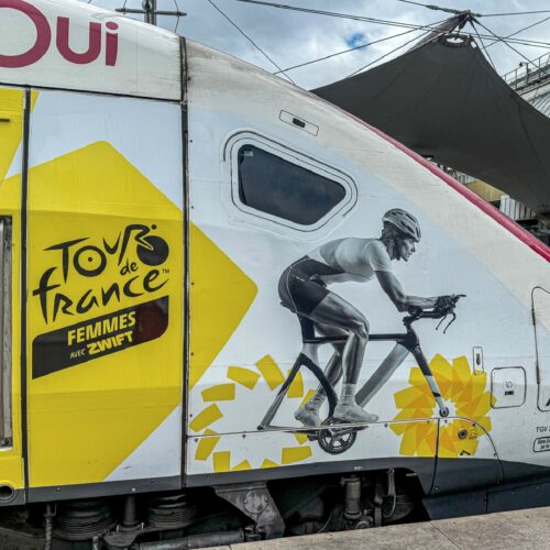 Habillage d’un TGV INOUI aux couleurs du Tour de France Femmes par les équipes DecoAder.