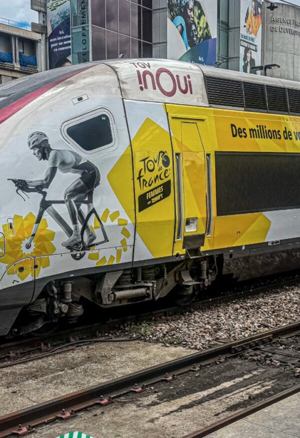 Habillage des motrices d'un TGV INOUI aux couleurs du Tour de France Femmes par les équipes DecoAder.