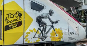 Habillage des motrices d'un TGV INOUI aux couleurs du Tour de France Femmes par les équipes DecoAder.
