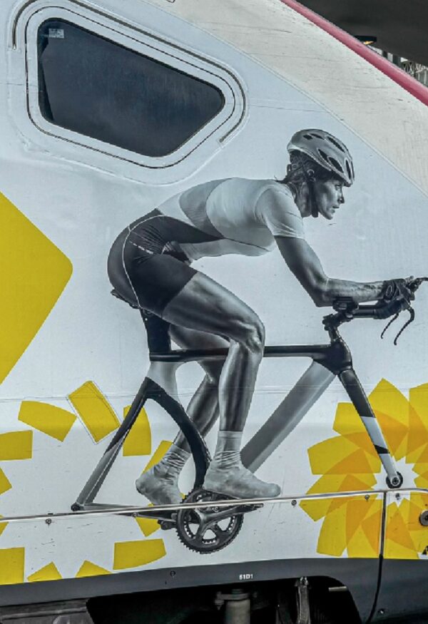 Habillage des motrices d'un TGV INOUI aux couleurs du Tour de France Femmes par les équipes DecoAder.