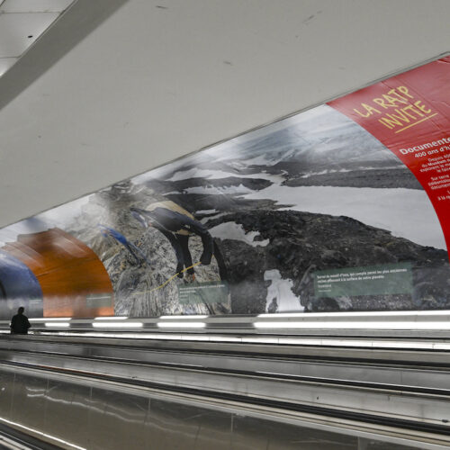 Fresque monumentale imprimée et posée par DecoAder à la station Montparnasse-Bienvenüe pour l’exposition Documenter le monde