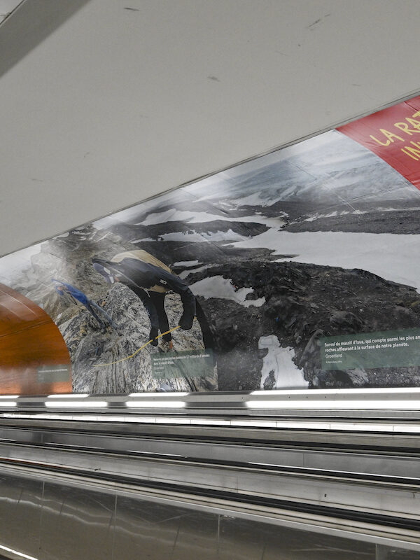 Fresque monumentale imprimée et posée par DecoAder à la station Montparnasse-Bienvenüe pour l’exposition Documenter le monde